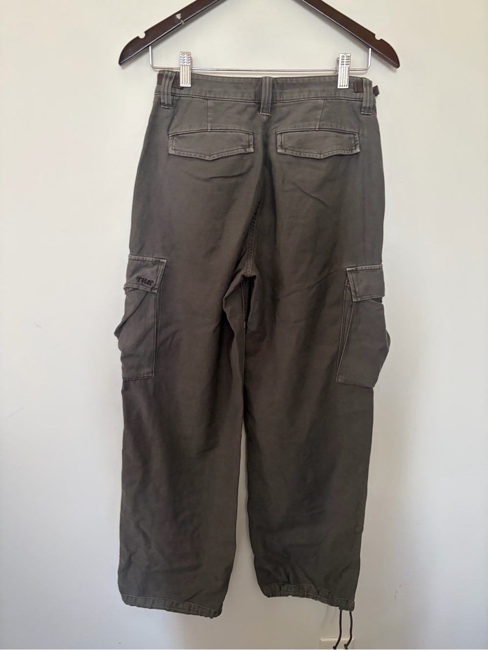 Aritzia TNA - Supply Cargo Pant in Lived-in Coal Grey - 0 - Picture 11 of 15
